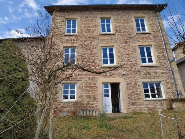 Maison à la campagne, charme de la pierre. 