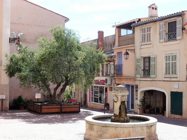Frejus centre historique à louer F2 plus un bureau en duplex 