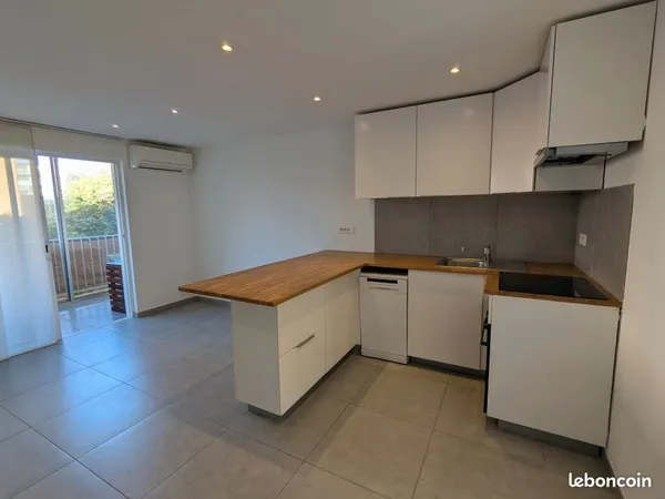 GRAND STUDIO avec CHAMBRETTE- CLIMATISATION CALME, LOGGIA, CUSINE AMENAGEE et PARKING 
