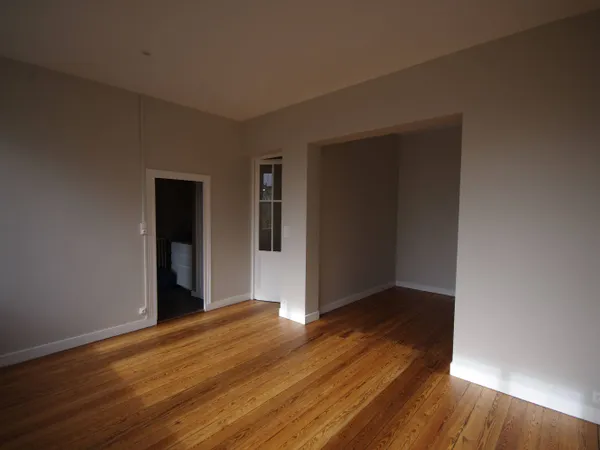 Loue Appartement T3 75m² + Cave BX Croix Blanche Immeuble pierre 1er étage, jolie vue sud 