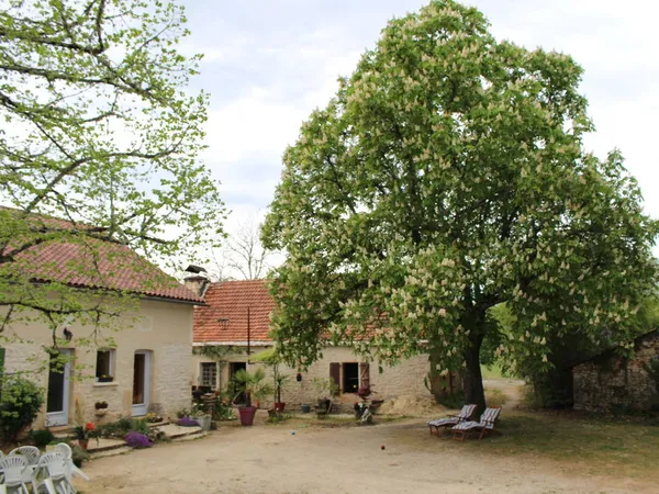 propriete composee de 2 maisons et batiments divers 