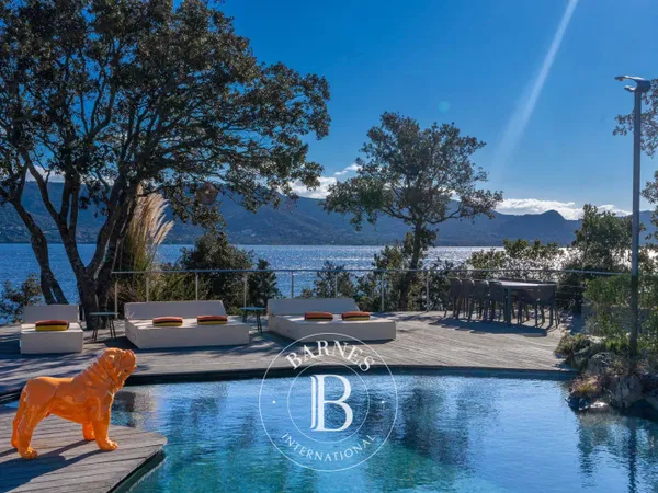 Porto-Vecchio, Marina Di Fiori, villa 7 chambres, pied dans l'eau, piscine, vue mer, plage à pied 