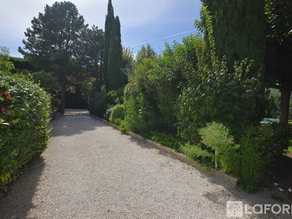 Cabannes - Maison provençale avec piscine, garage sur près de 1500 m² de terrain 