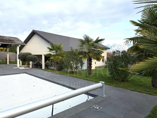 Villa de plain-pied avec garage double et piscine 