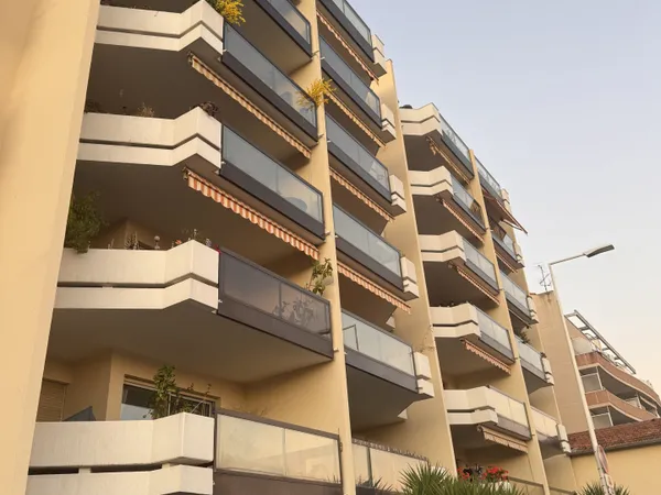 Cannes la Bocca Beau 3 pièces traversant avec parking, pro 