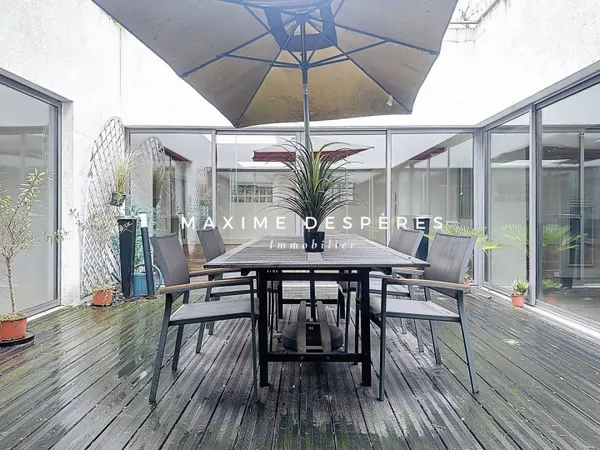 Local 6 pièces 326 m² 