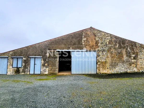 Grange à fort potentiel sur terrains constructibles à Doix-les-Fontaines 