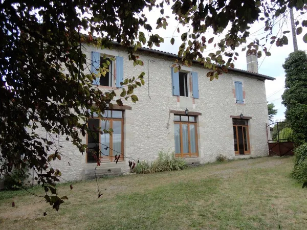 Maison de village familiale en pierre avec jardin 