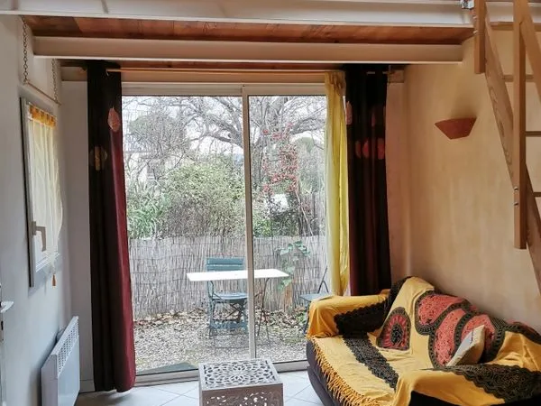 Studio meublé TBE avec jardin et parking 