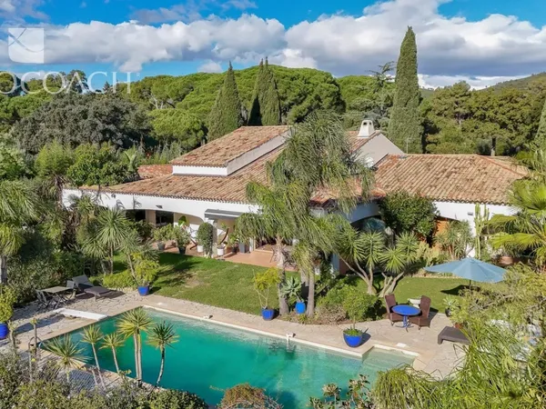 Elégante propriété avec tennis, piscine , jardin exotique , saun 