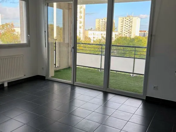 T2 refait à neuf aux portes de Lyon avec double garage et terrasse 
