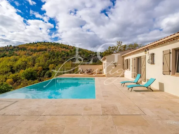 A 10 minutes de CALLIAN - Superbe villa avec vue dégagée jusqu'à la mer, au calme absolu 
