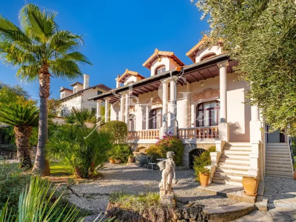 Superbe villa bourgeoise d'environ 275 m² avec piscine 