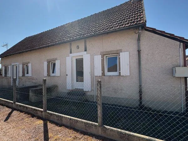 Maison de bourg avec garage et terrain 