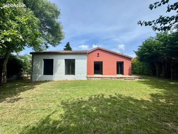 Villa sur terrain de 890m2 et à 200m de la mer 