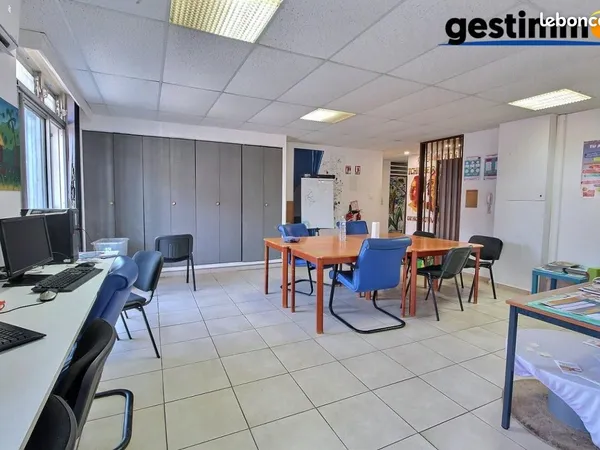 Bureau 3 pièces 114 m² 
