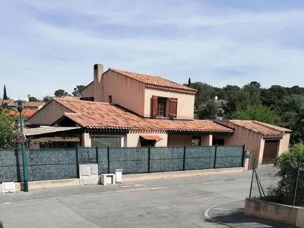 Grande villa à SAINT RAPHAEL (83700) 