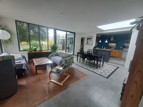 Belle Mancelle -Terrain + 620m², chambre + salle de douche de plain-pied, stationnement privé ? 