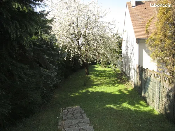Terrain constructible de 277 m² au centre de Rungis 