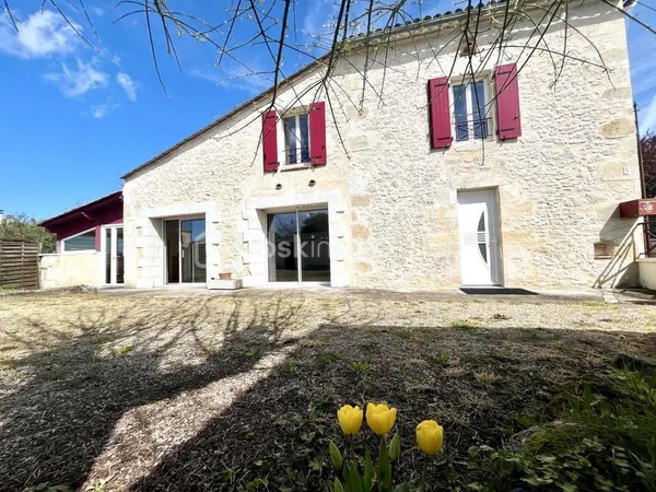 Maison en pierre avec jardin et pigeonnier 