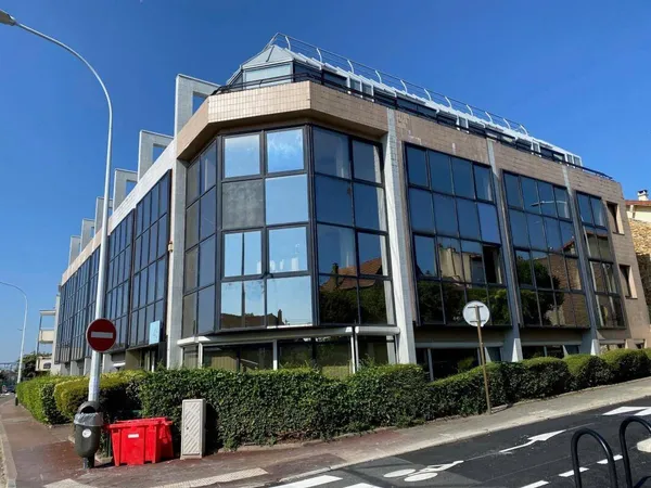 Bureau 1335 m² 