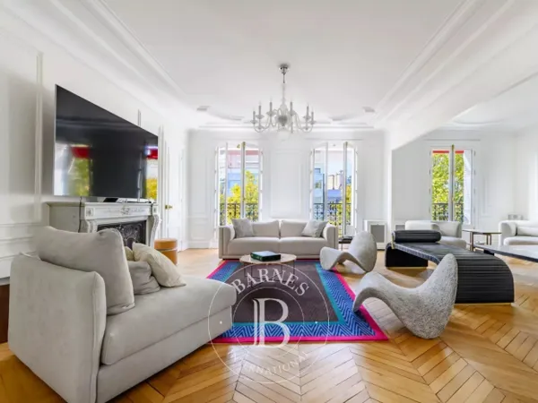 Paris 8eme- Appartement 5ème étage avec balcon filant- vue Tour 