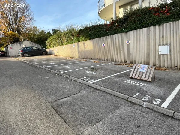 Place de parking extérieur place Leclerc 