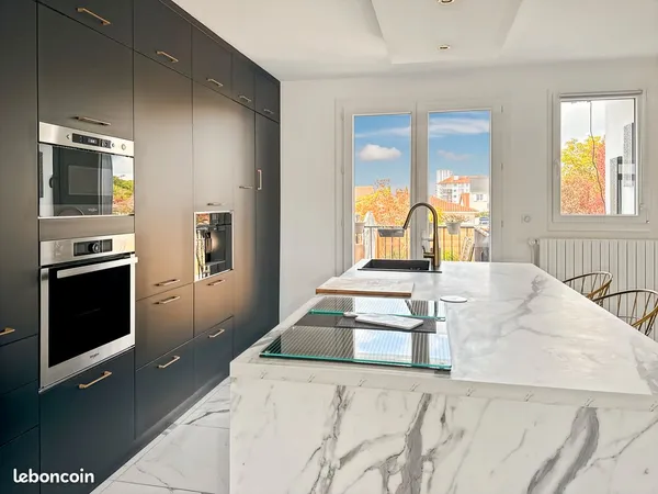 Maison de ville rénovée avec garage 