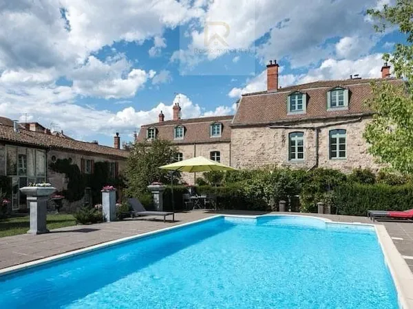 Maison 24 pièces 933 m² 