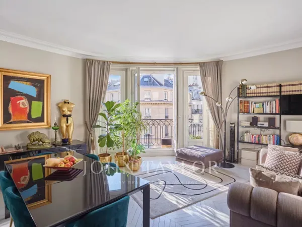 Bel appartement d'angle à deux pas de l'Etoile 