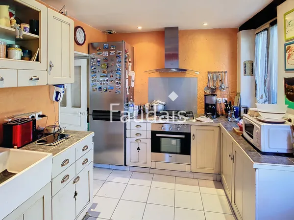 Maison rénovée avec cachet 2 chambres, jardin et potentiel 