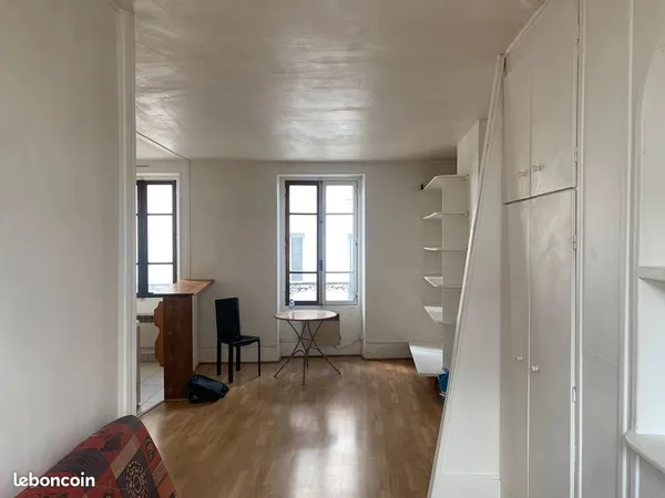 A louer beau studio traversant 30m2 , refait à neuf, 7 mns RER Fontenay sous bois 