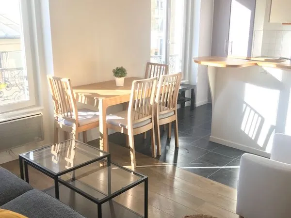 [Location meublée - Grand studio/ 17e] 