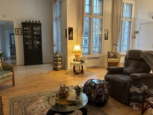 F4 ensoleillé avec vue sur cour pavée classée 