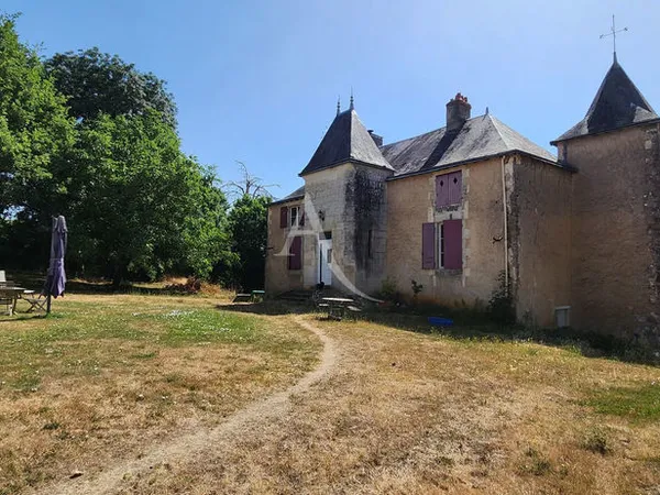 VIVONNE - MANOIR - PAVILLON DE CHASSE - CHARME - GRAND TERRAIN 