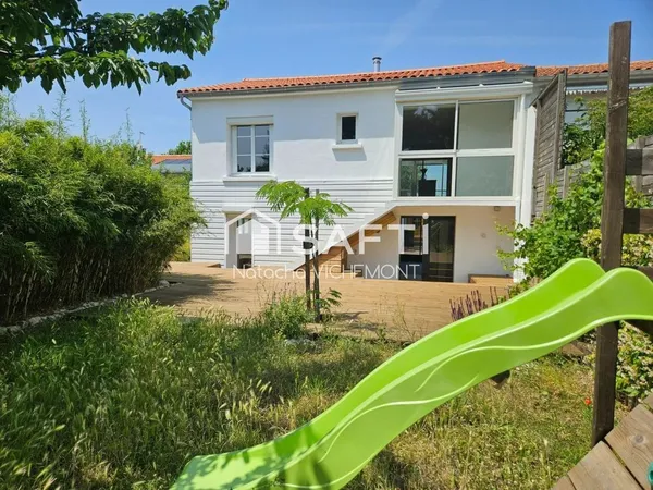 Maison familiale 4 chambres et un bureau entièrement rénovée au calme! 