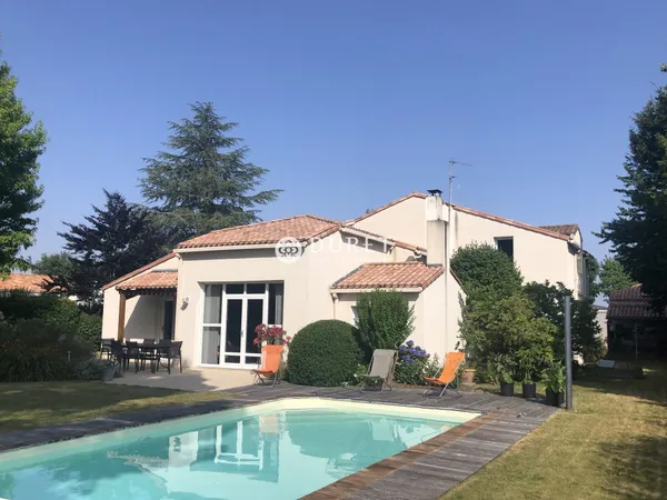 Maison 7 pièces 221 m² 