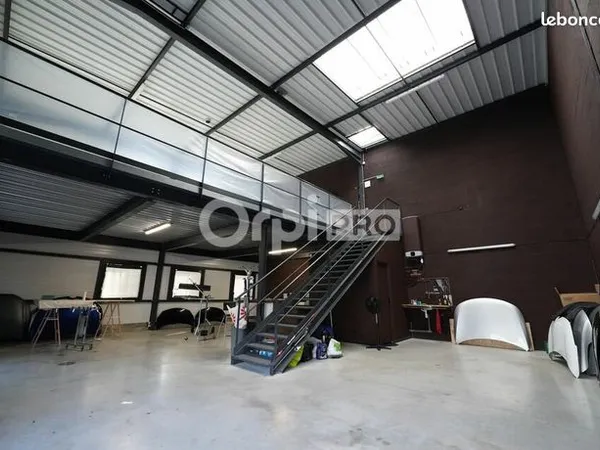 Local d'activité 168 m² 