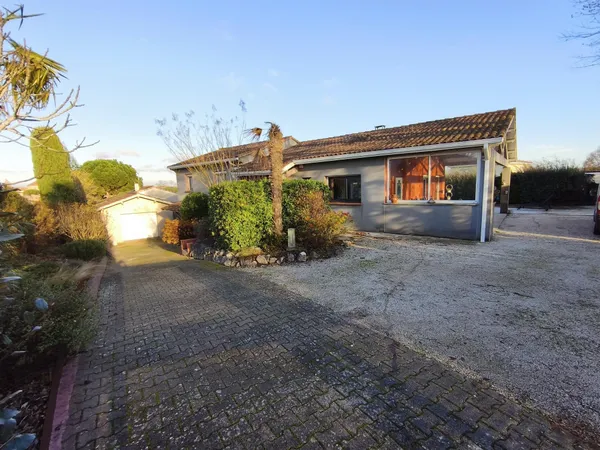 Maison T5 de 171 m2 avec piscine et maison d'amis de 67 m2 a 