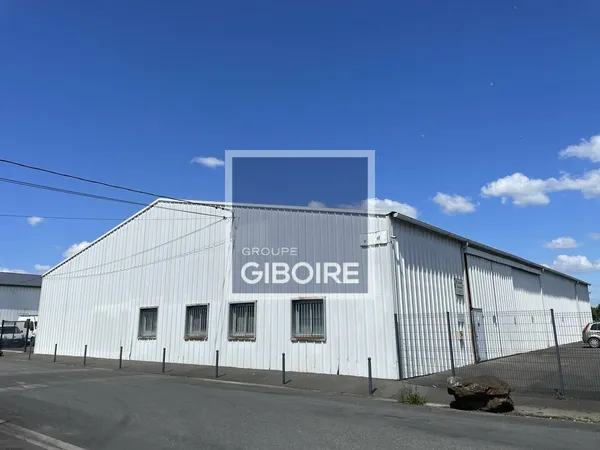Local industriel 900 m² 
