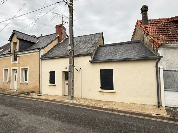 Charmante maison entièrement rénovée, située dans un quartier paisible de La commune du Lude 
