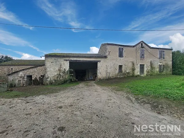 A Vendre Bâtisse en pierre à rénover entièrement d'une surface totale de 352 m² au sol dans 