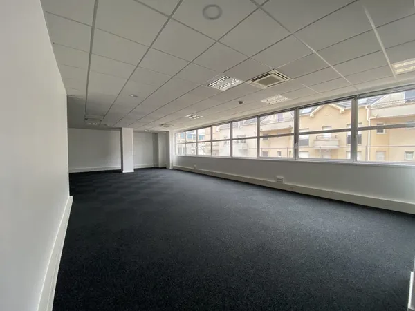 Bureaux - A LOUER - 560 m² divisibles à partir de 133 m² 