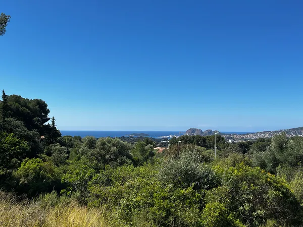 Terrain constructible de 1560 m2 avec vue mer à Ceyreste 