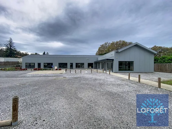 Local commercial neuf 403 m² - Axe passant proche Dax 