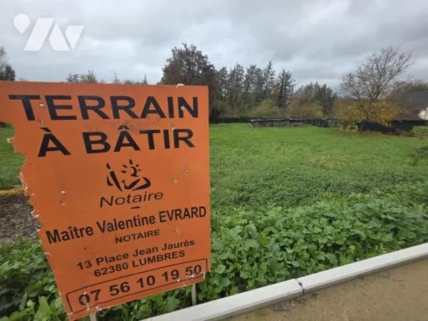 Terrain à bâtir d'une superficie de 903m² avec une façade d'environ 25m 