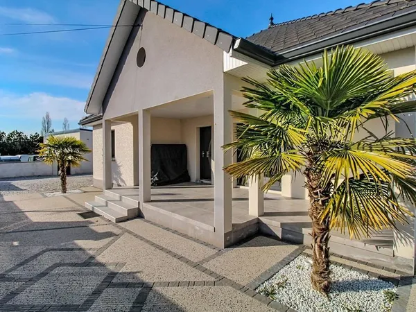 Pavillon récent avec piscine et accès rapide RCEA 