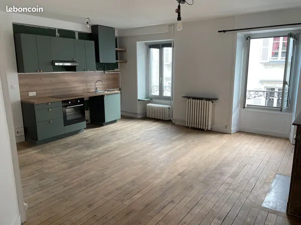 A louer grand appartement, refait à neuf, 3 chambres, idéalement situé dans le centre ville, 