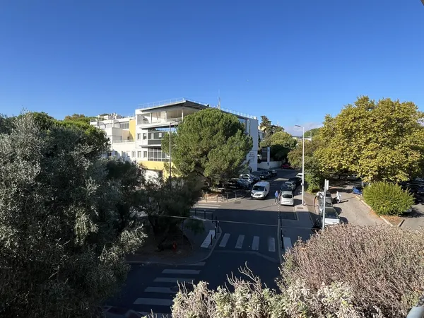 F2 avec garage dans résidence des années 90 