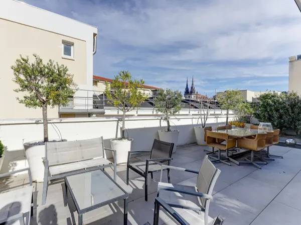 JAUDE Maison de 220m2 avec Garage et terrasse + murs commerciau 